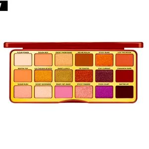 Too Faced Cinnamon Swirl EYE SHADOW PALETTE
12.6 g / 0.44 Oz.